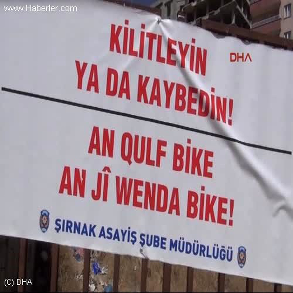 Hırsızlara Karşı Türkçe ve Kürtçe Pankartlı Uyarı