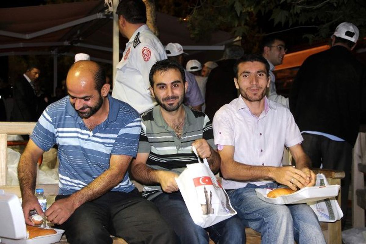 Sivas Belediyesi, Sahurda Kumanya Dağıttı