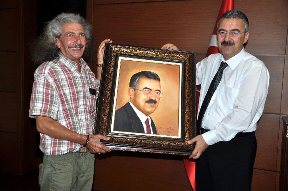 Vali Ayyıldız\'a Portre Resim Hediyesi