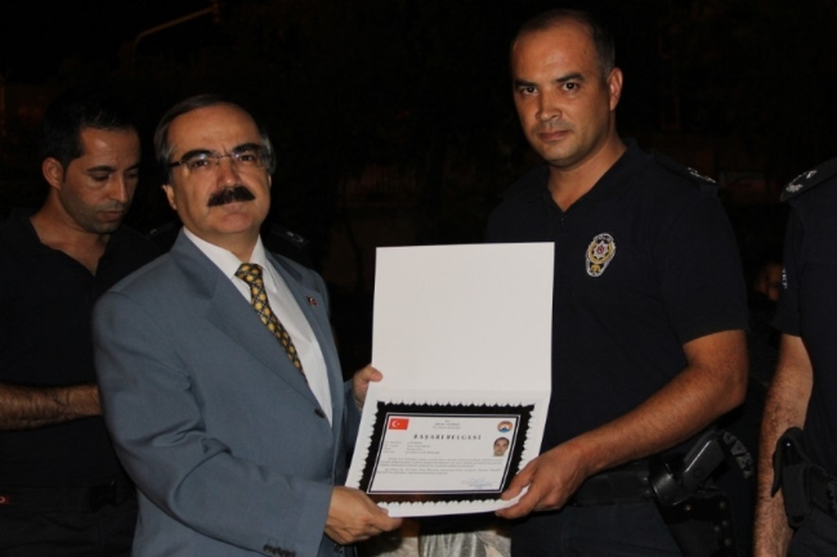 Vali Coş\'tan Geziparkında Yaralanan Polise Başarı Belgesi