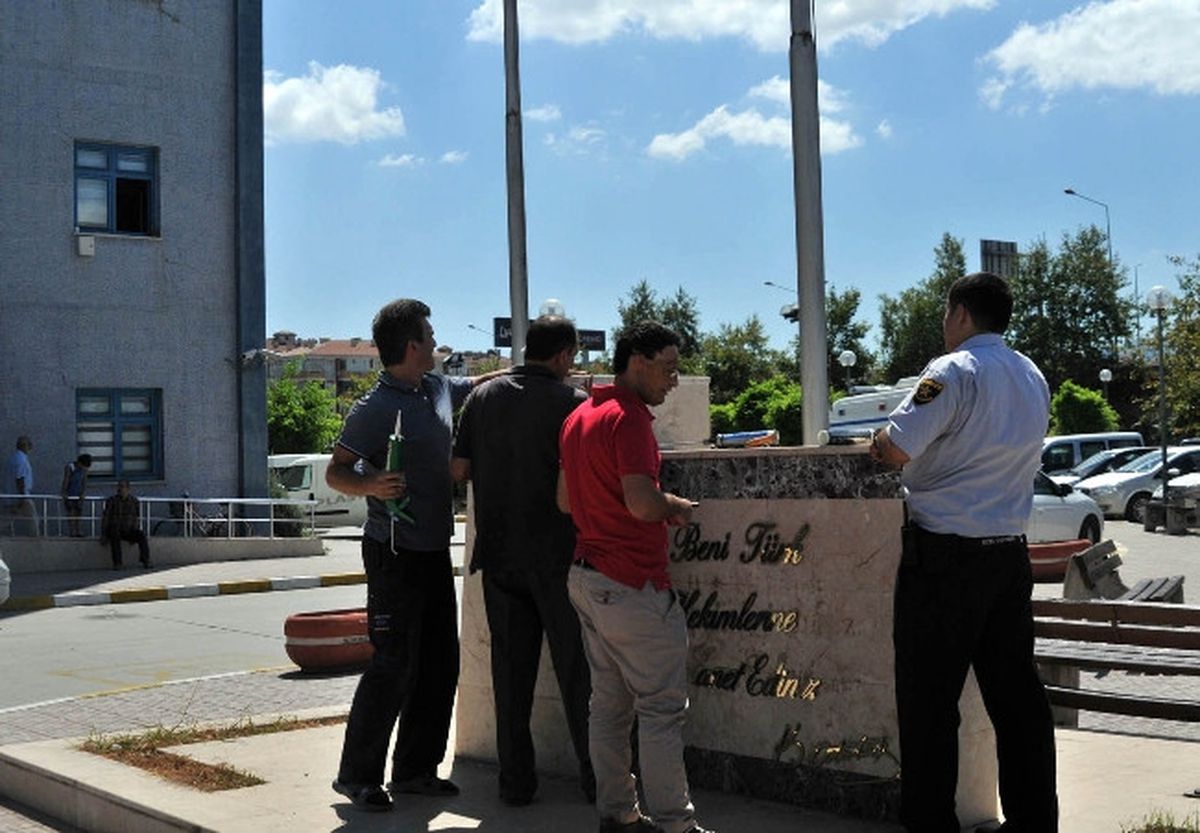 Yalova\'da Atatürk Büstüne Saldırı İddiası