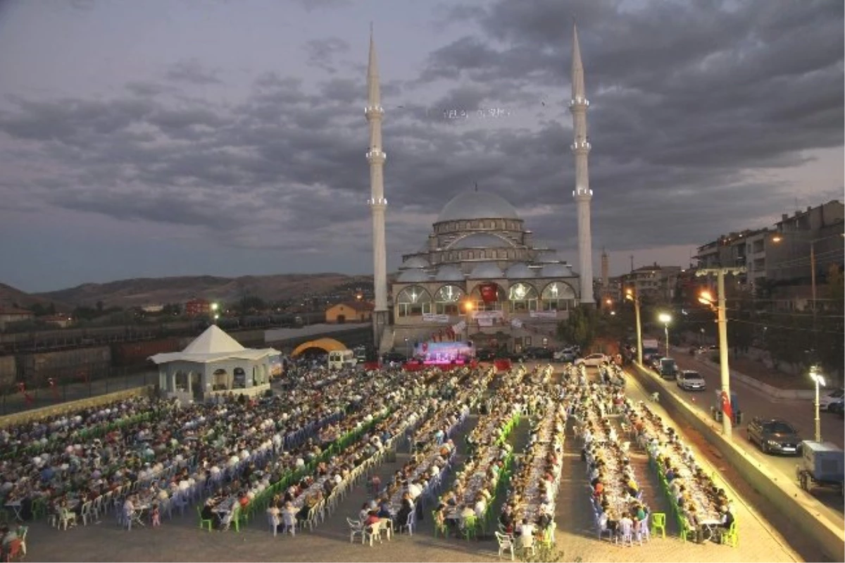 Yozgat\'ta Deve ve Mehter Takımı ile İftara Daveti