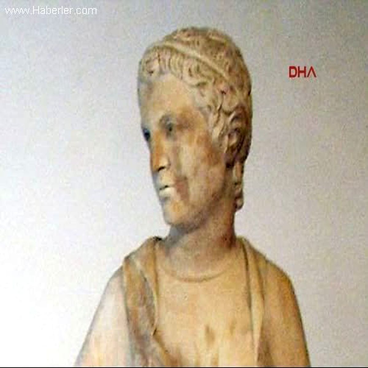 600 Yıllık Heykelin Parmaklarını Kopardı