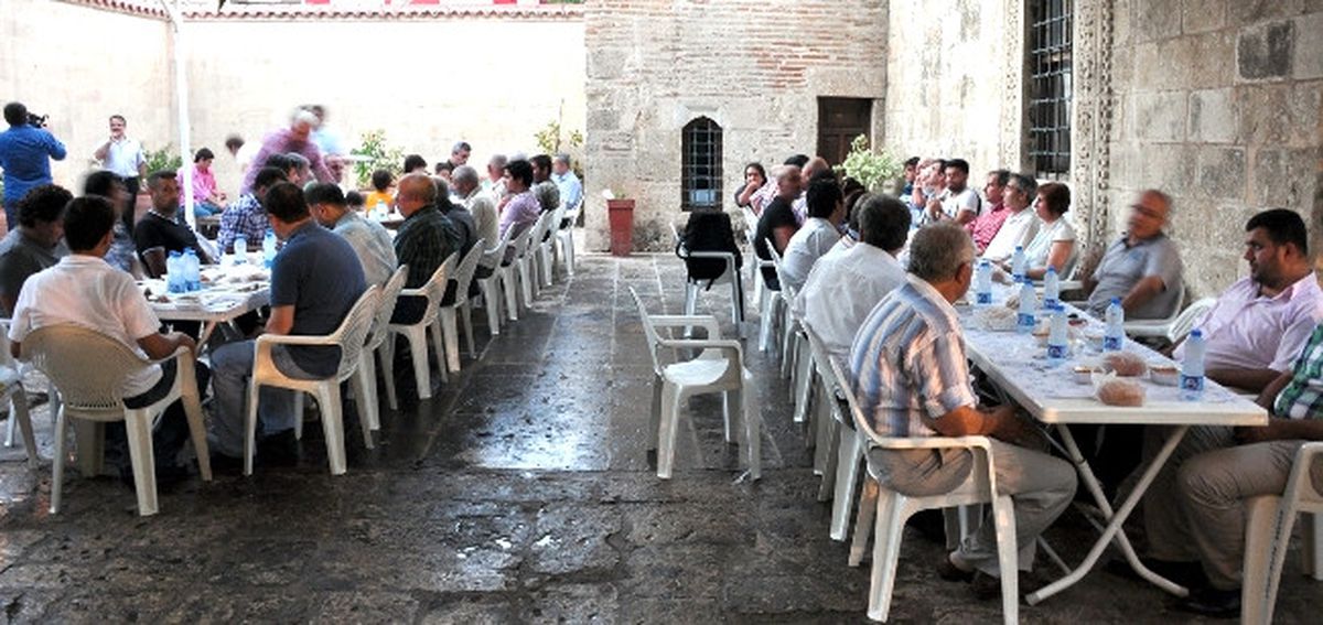 Adanalı Gazeteciler İftarda \'Ulu Camii\'de Buluştu