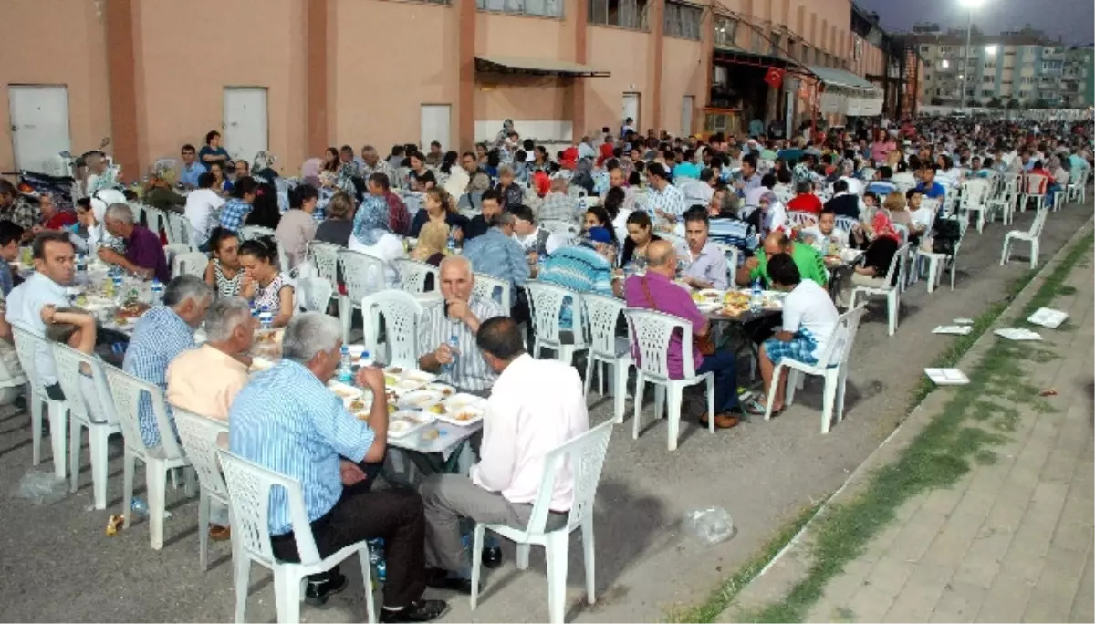 AK Parti\'den 5 Bin Kişilik İftar Yemeği