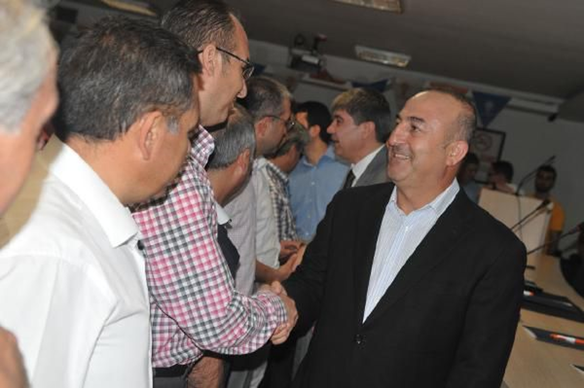 AK Parti Genel Başkan Yardımcısı Çavuşoğlu\'na Berlin\'de Sürpriz Doğum Günü