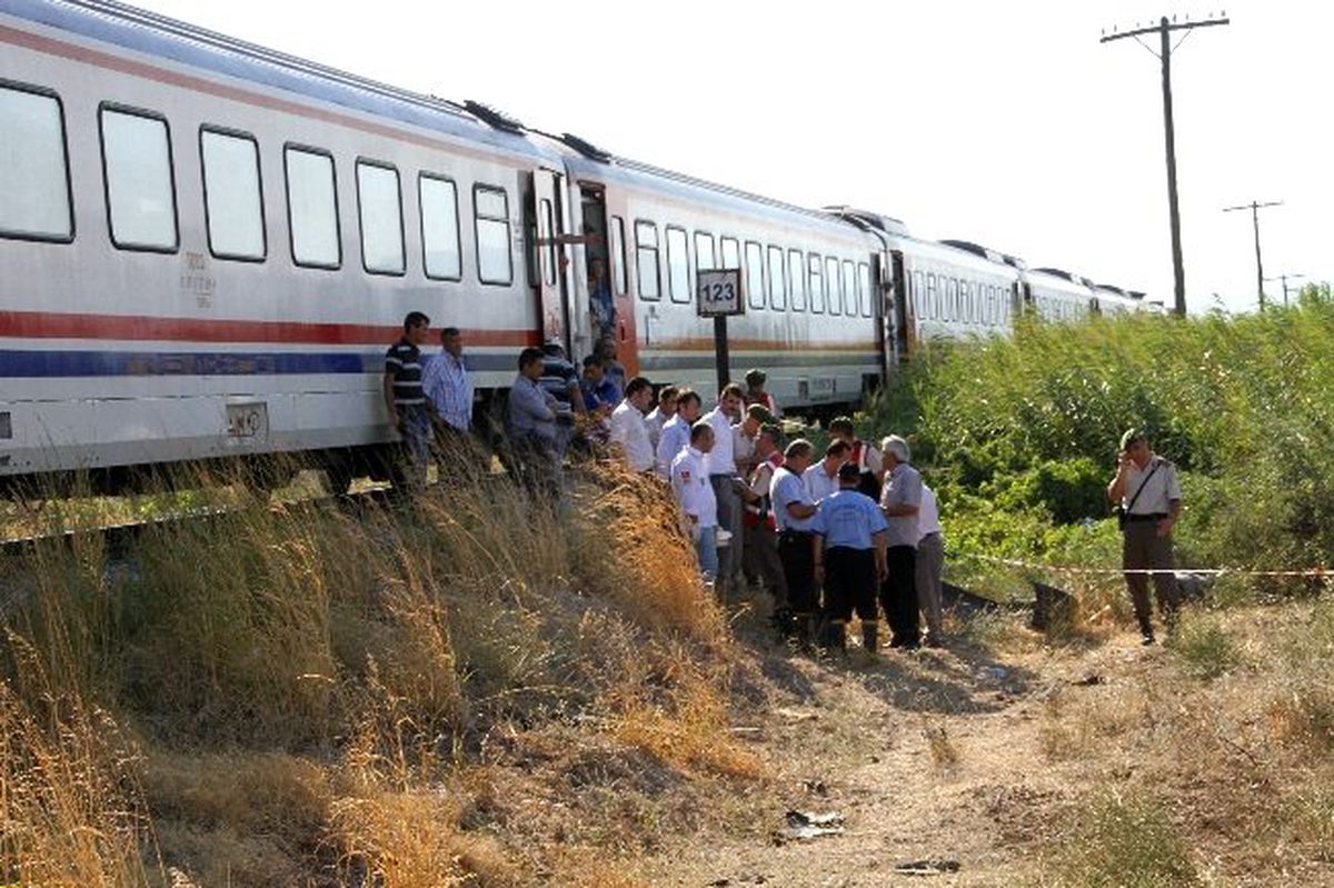 Akhisar\'da Tren Kazası: 3 Ölü