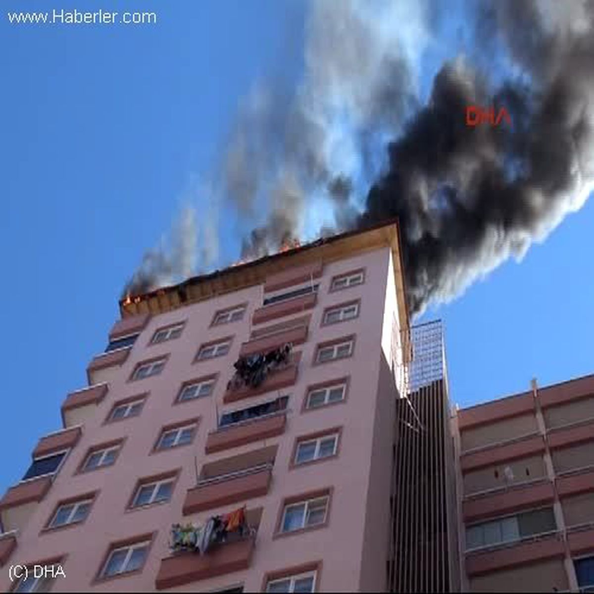 Antalya\'da Yeni Biten Ahşap Çatı Alev Alev Yandı