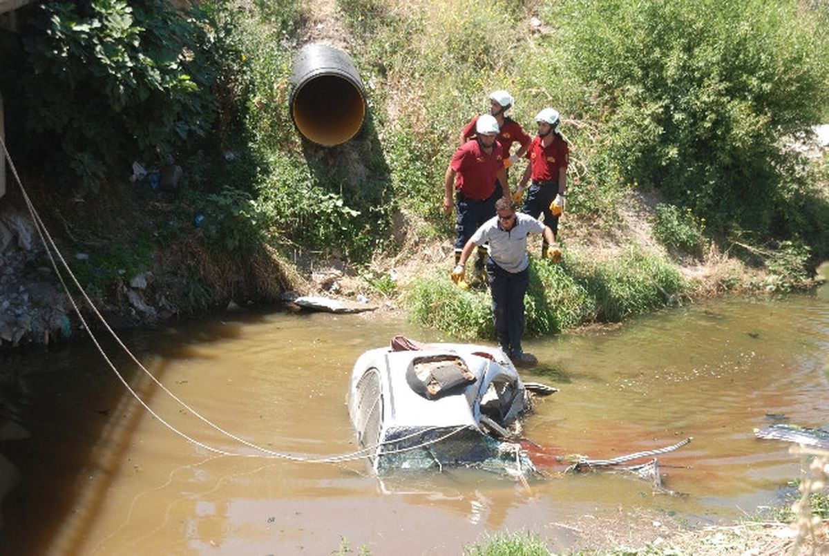 Antalya-Isparta Arası Araç Dereye Uçtu: 1 Yaralı