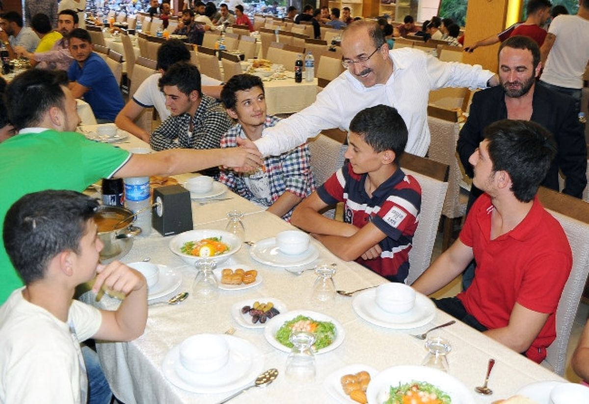 Başkan Gümrükçüoğlu\'ndan Taraftar Gruplarına İftar Yemeği