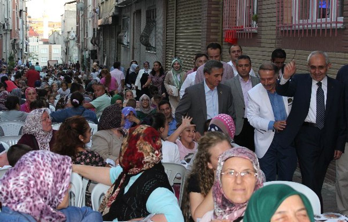Bayrampaşalı Komşular, Aynı Sofrada İftar Yaptı