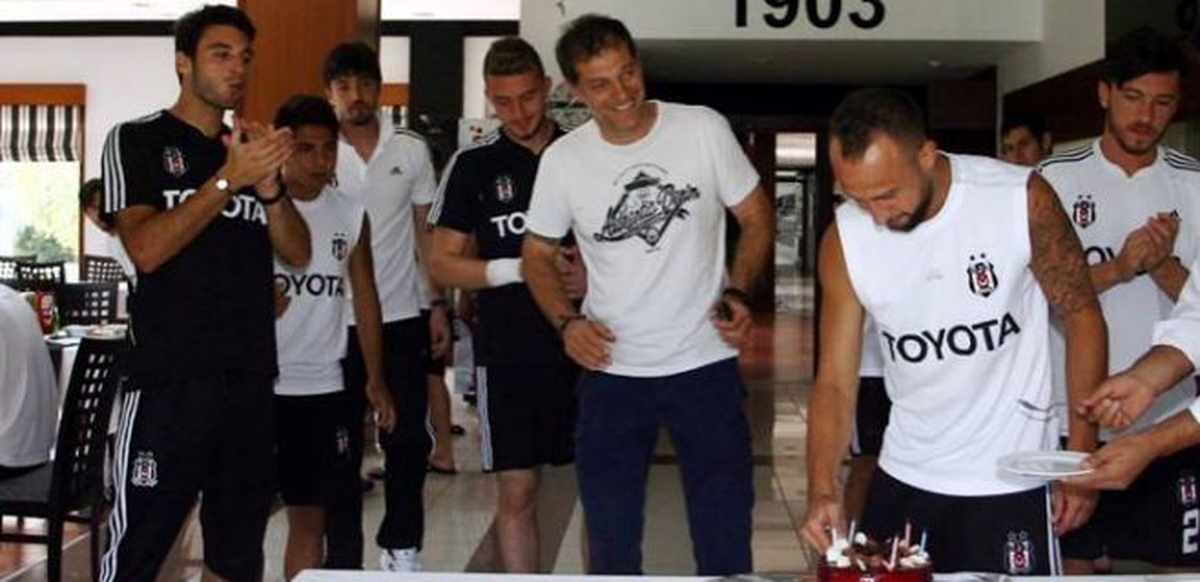 Beşiktaş\'ta Mehmet Akgün\'e Doğum Günü Kutlaması
