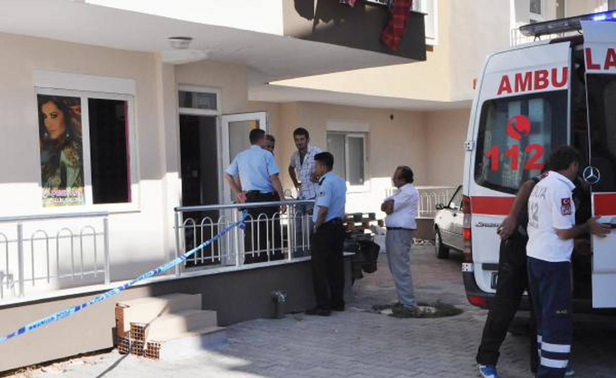 Birlikte Yaşadığı Kadını Bıçakla Öldürüp İntihara Kalkıştı