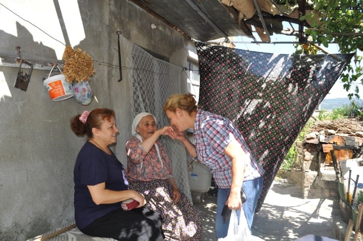 CHP\'li Kadınlar Ramazan Gıda Poşeti Dağıttı