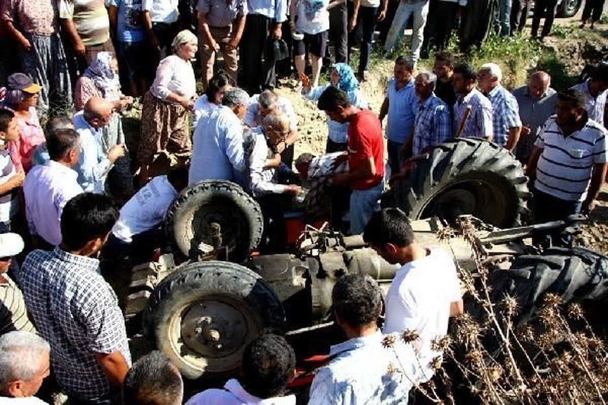 Devrilen Traktörün Altından Mucize Kurtuluş