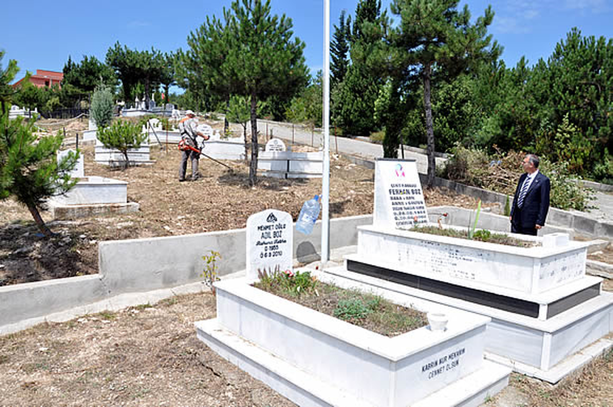 Ereğli Belediyesinden Mezarlık Temizliği