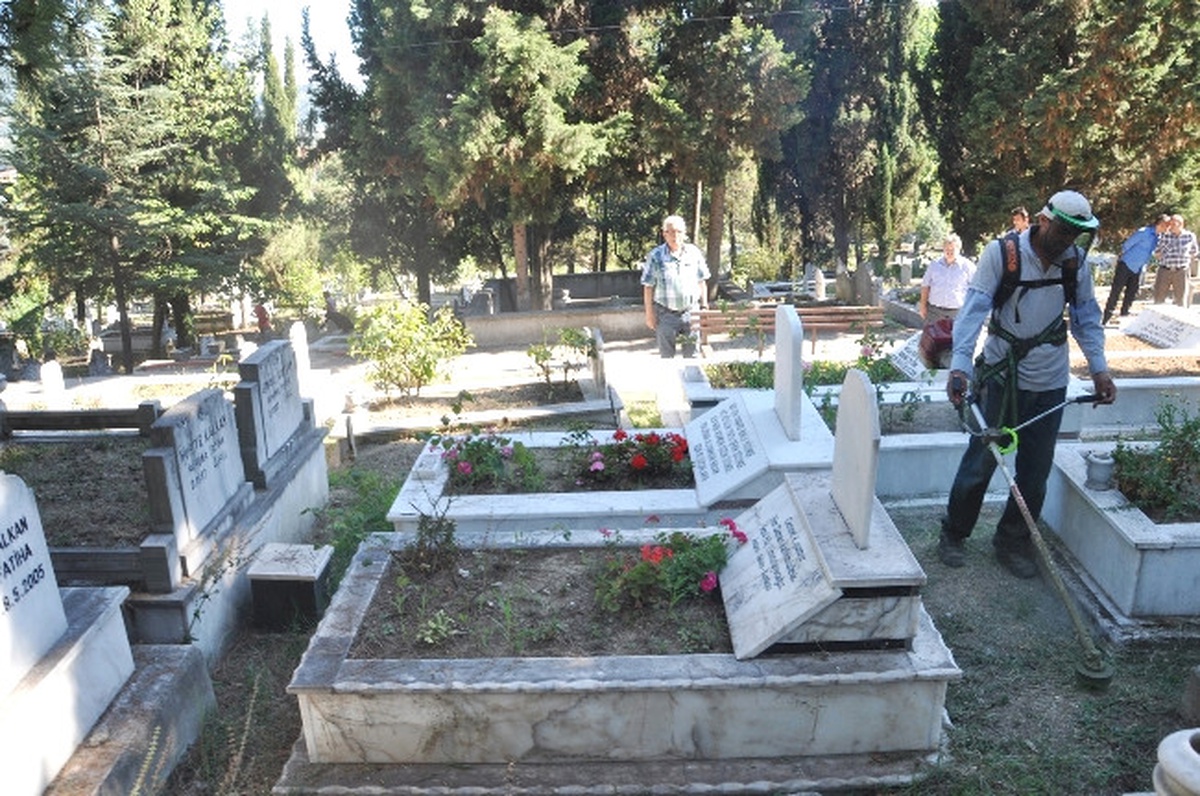 Ereğli\'de Bayram Öncesi Tüm Mezarlıklar Temizlendi
