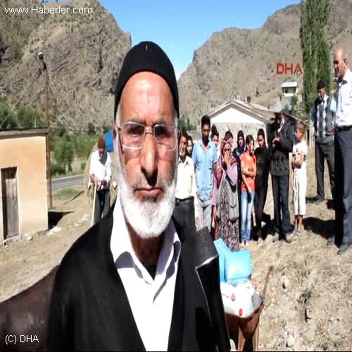 Köylüler Eşeklerle Su Taşıyor