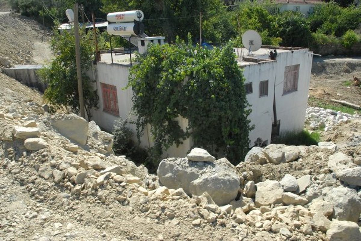 Fethiye\'de Yol İnşaatı Bu Ev Yüzünden Bekliyor