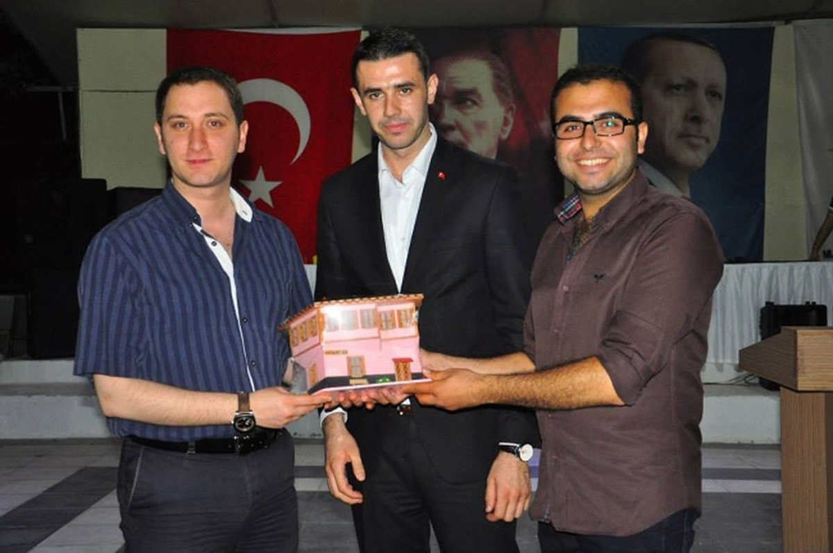 Genel Başkanına Maket Kula Evi Hediye Etti