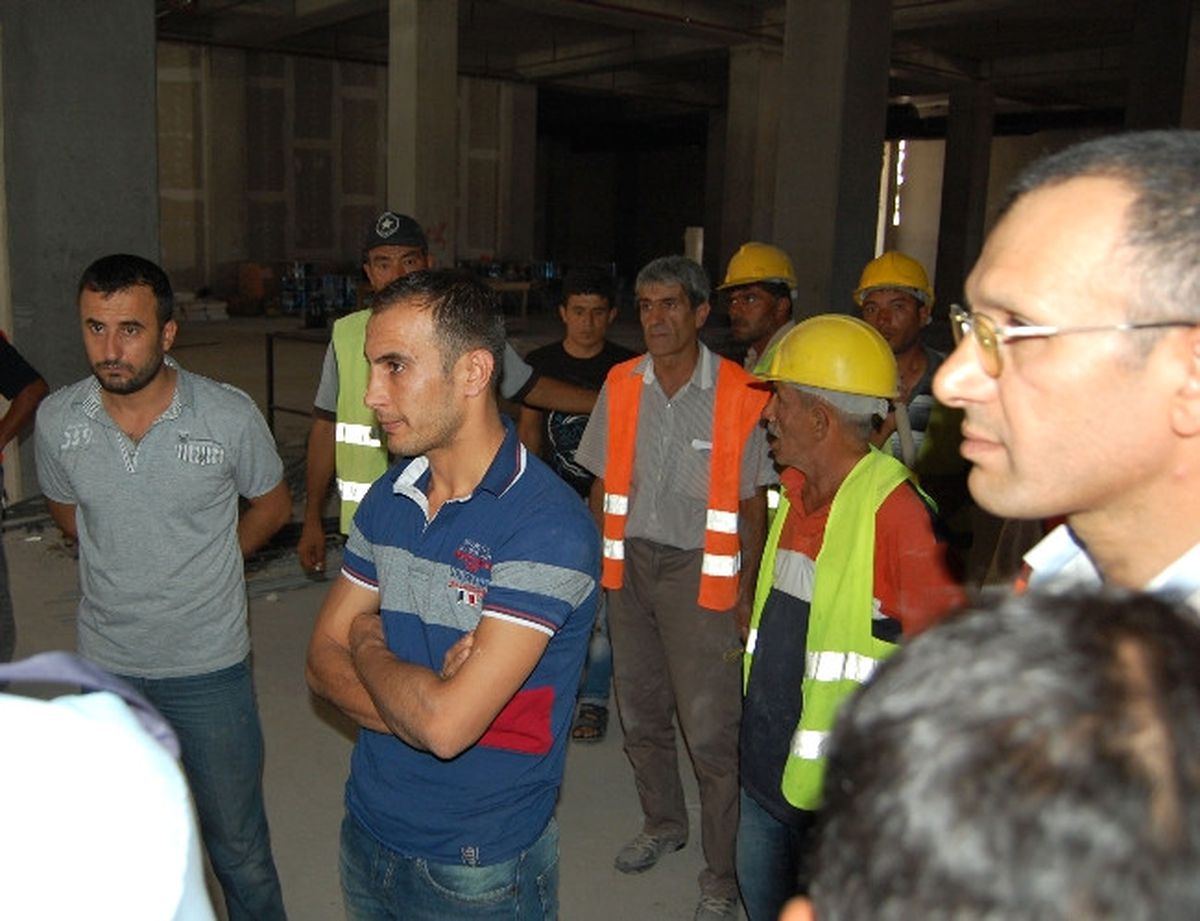 İşçilerin Parasını Ödemeyen Müteahhit Gazetecilere Saldırdı