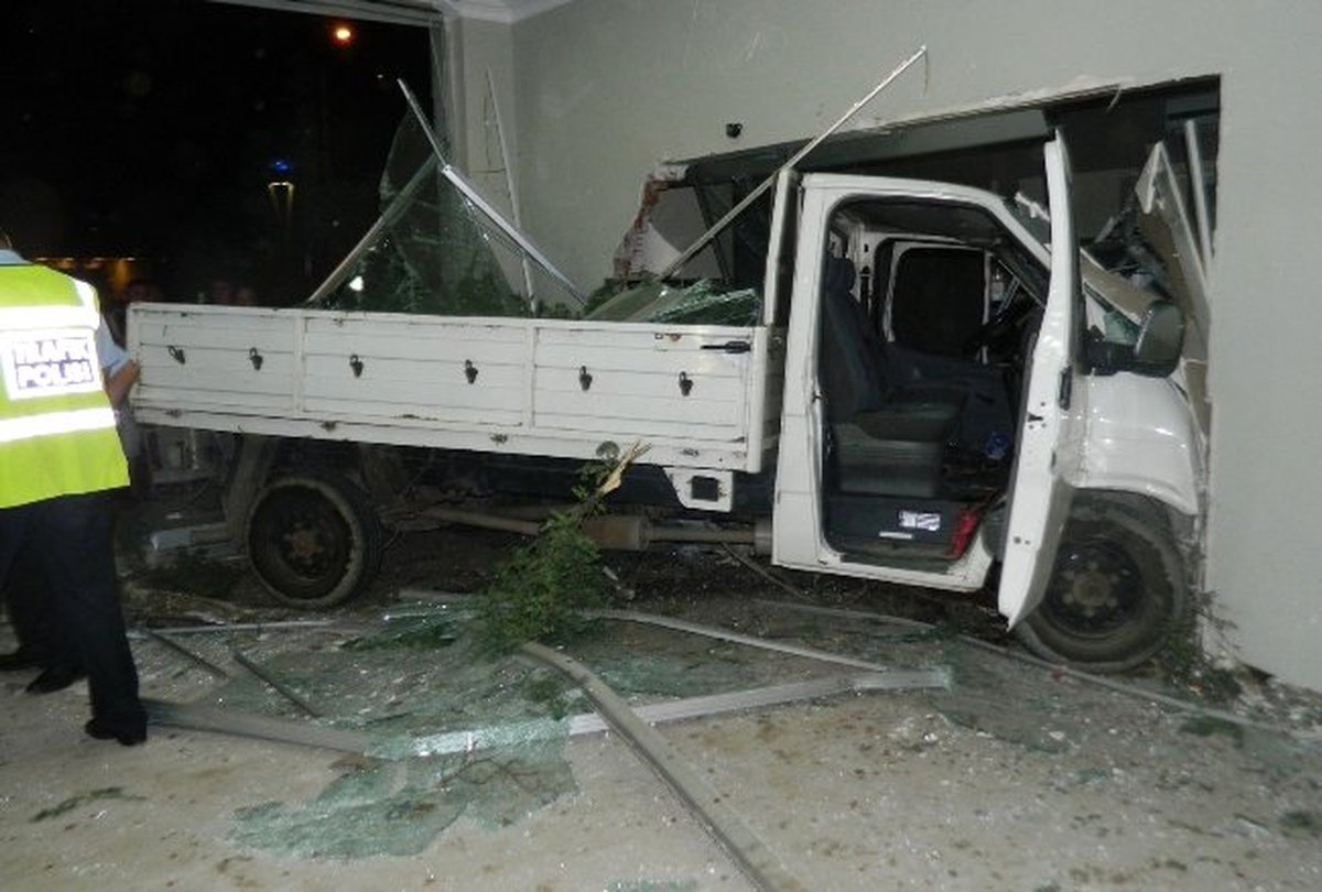 Kamyonet İş Yerine Girdi: 1 Ölü, 2 Yaralı