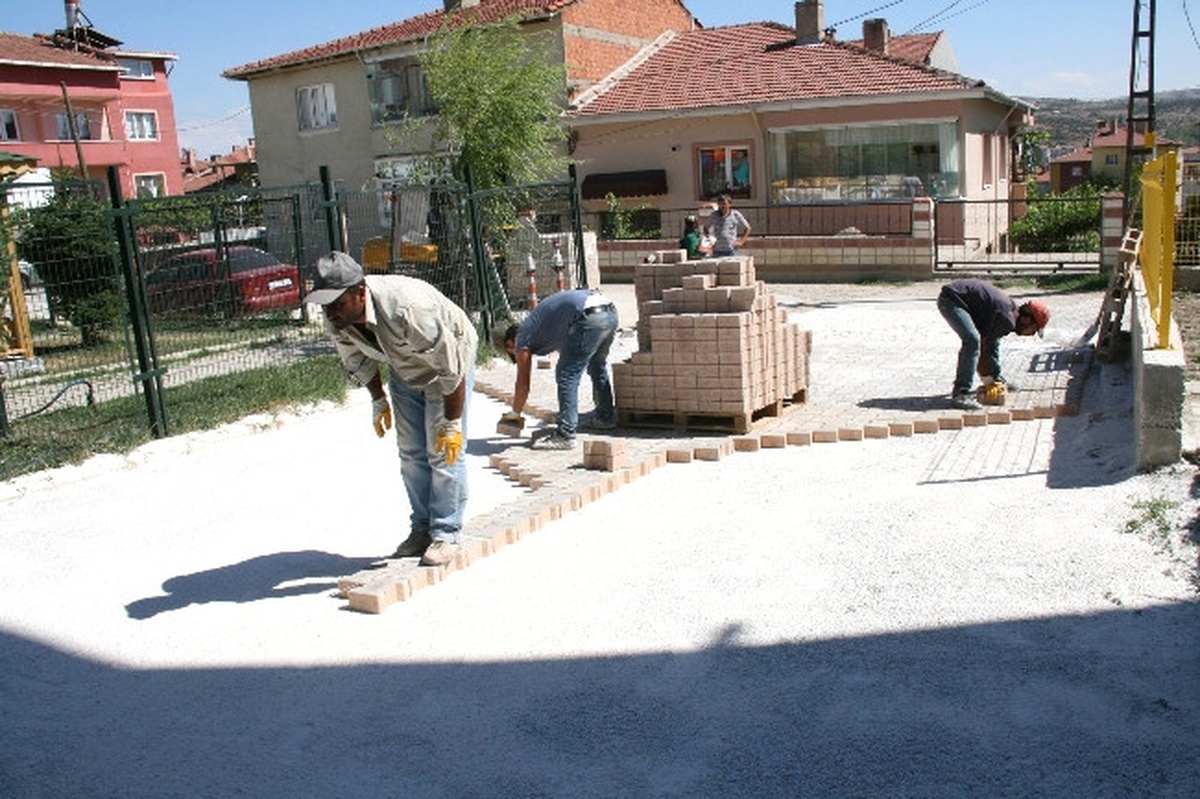 Kilit Parke Taşı ve Bordür Yapımı Sürüyor