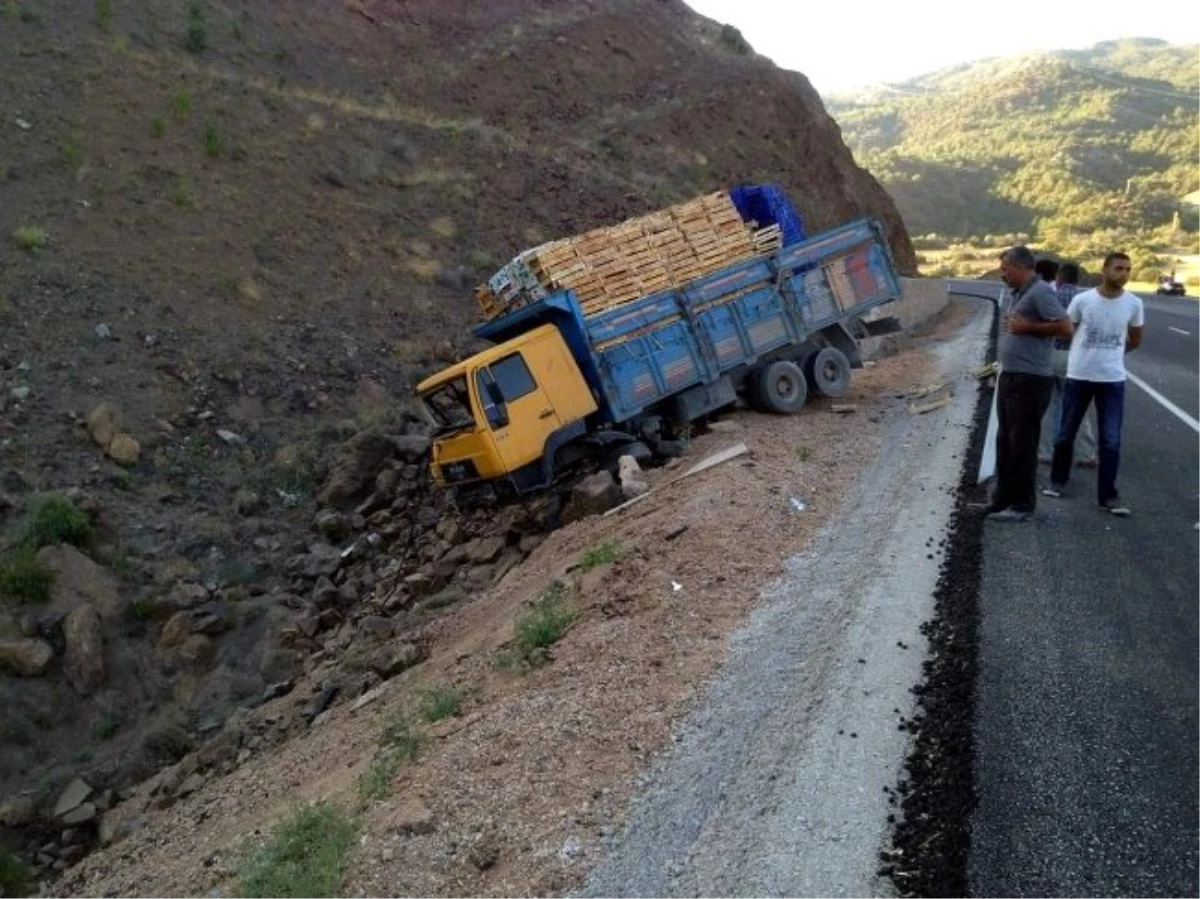 Koyulhisar\'da Trafik Kazası: 2 Yaralı