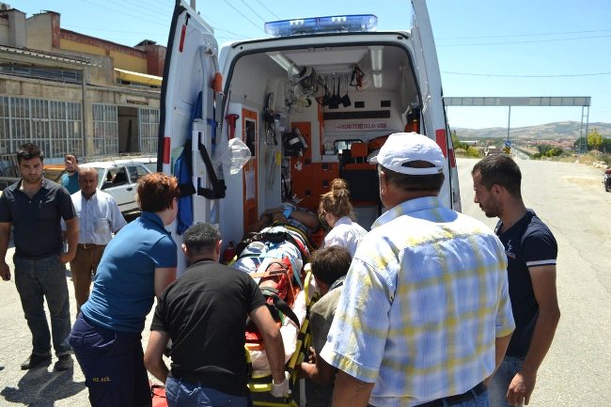 Manisa Kula\'da Motosiklet Otomobile Çarptı: 1 Yaralı