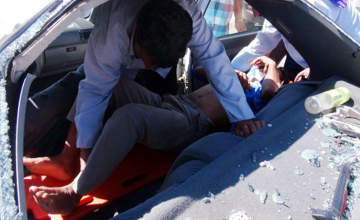 Lastiği Patlayan Otomobil, Kamyona Çarptı: 5 Yaralı