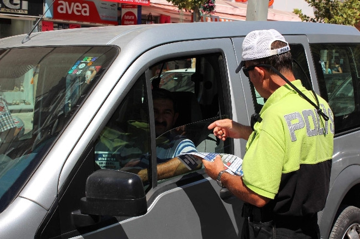 Manisa Emnyeti\'nden Sürücülere Broşürlü Uyarı