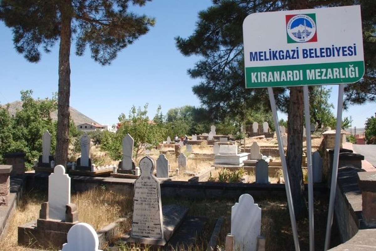 Melikgazi Belediyesi Mezarlıklarda Temizlik ve Bakım Çalışması Yaptı