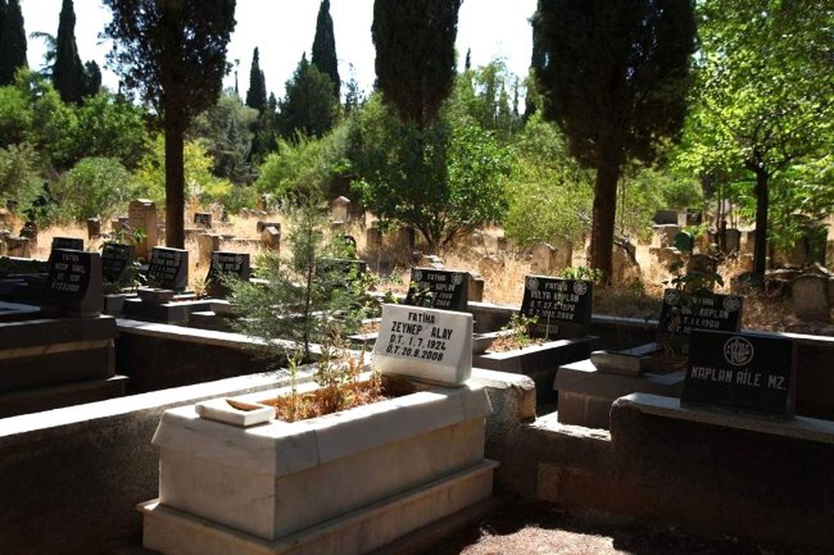 Mezarlıklar Bayrama Hazır