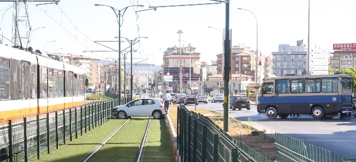 Minibüsün Çarptığı Otomobil Tramvay Yoluna Girdi