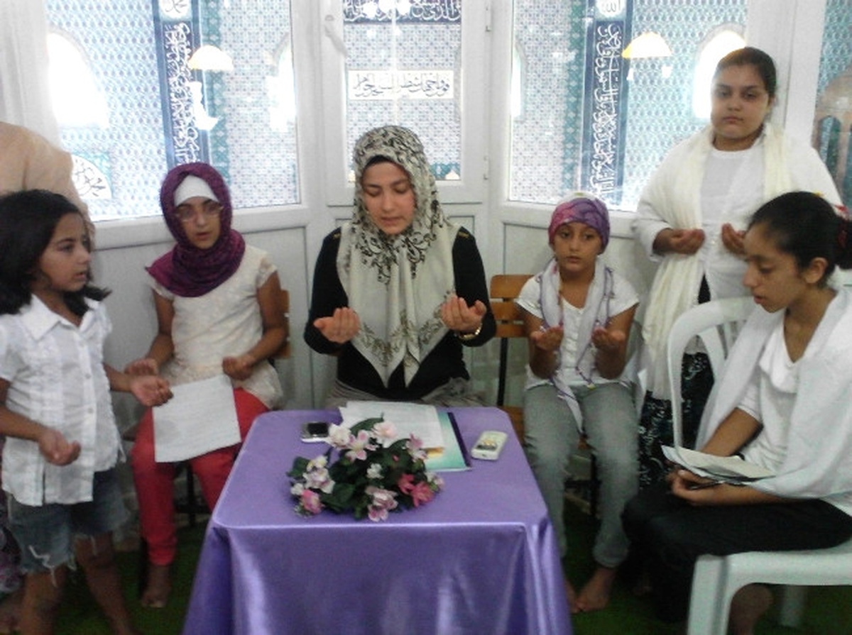 Kız Öğrencilerinden "Kadir Gecesi" Konulu Program