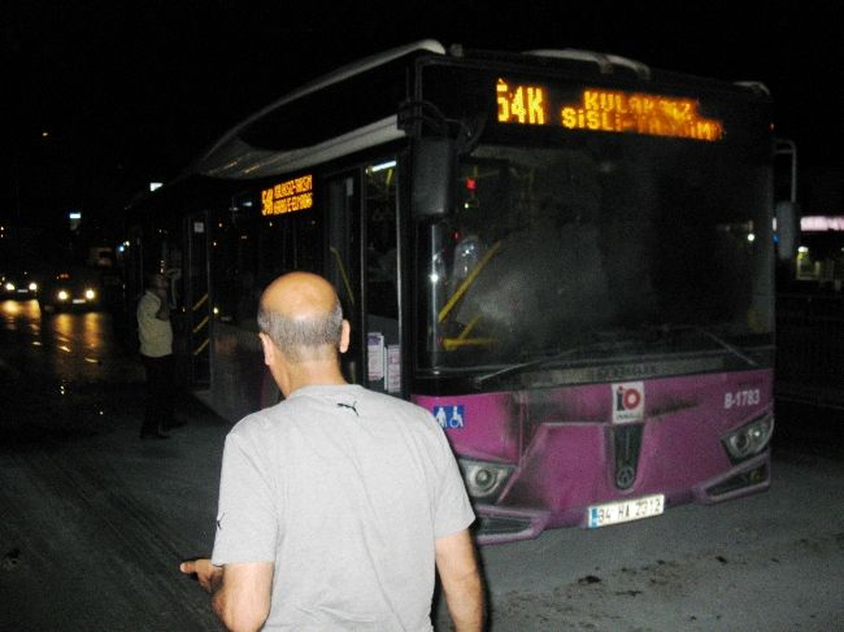 Okmeydanı\'nda İETT Otobüsüne Molotof Kokteyli Attılar