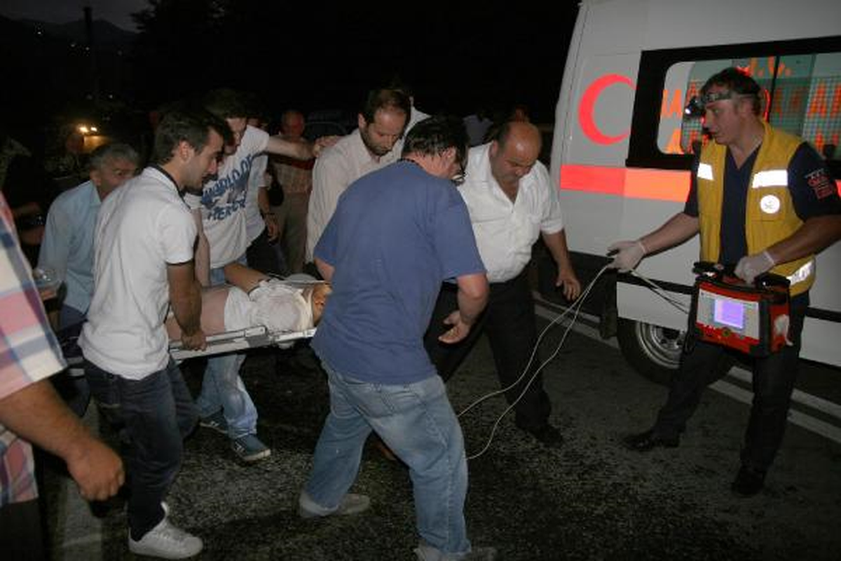Rize\'de Trafik Kazası: 2 Ölü, 4 Yaralı