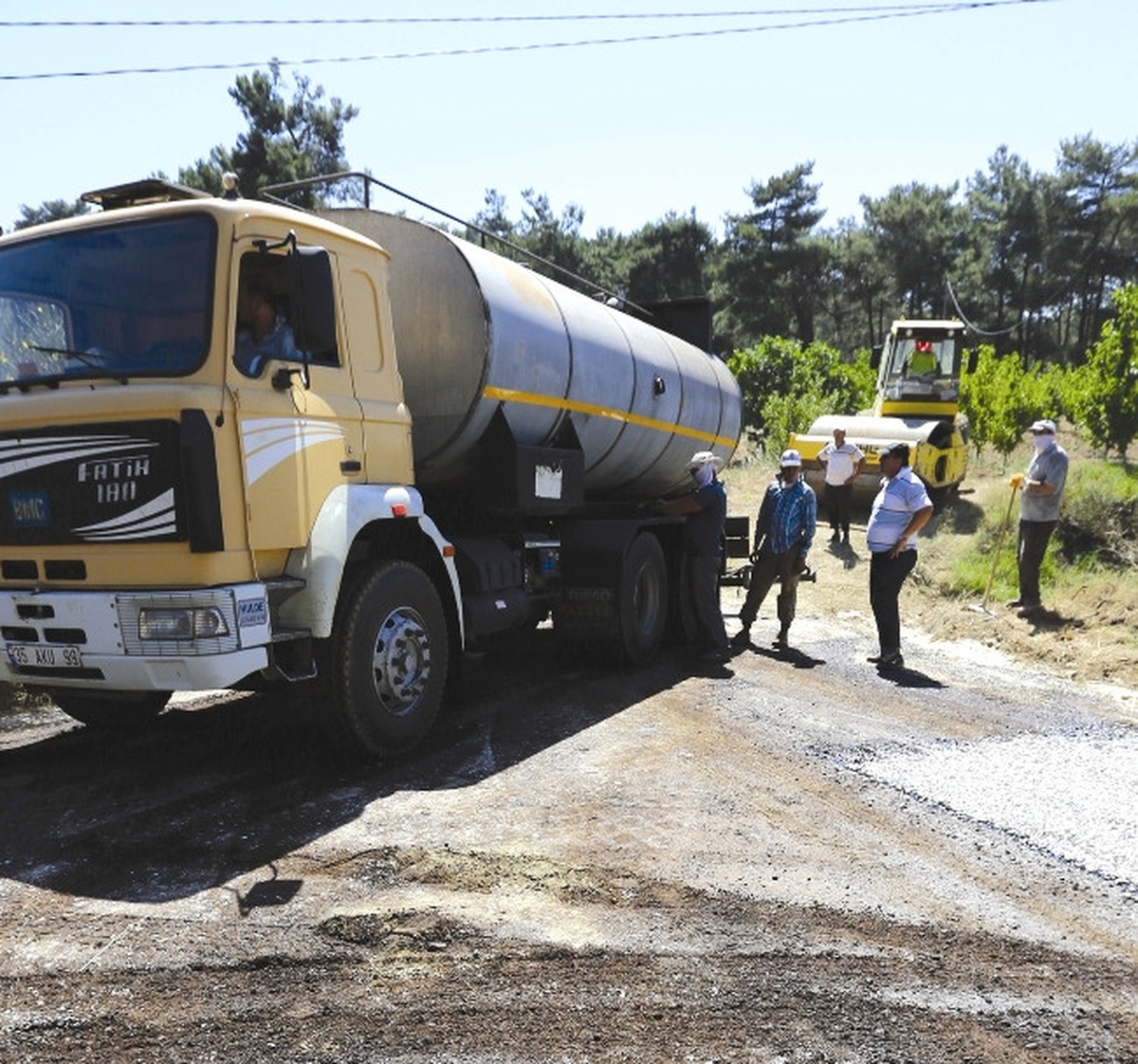 Selçuk\'ta Asfaltlanan Arazi Yolları Çiftçinin Yüzünü Güldürdü