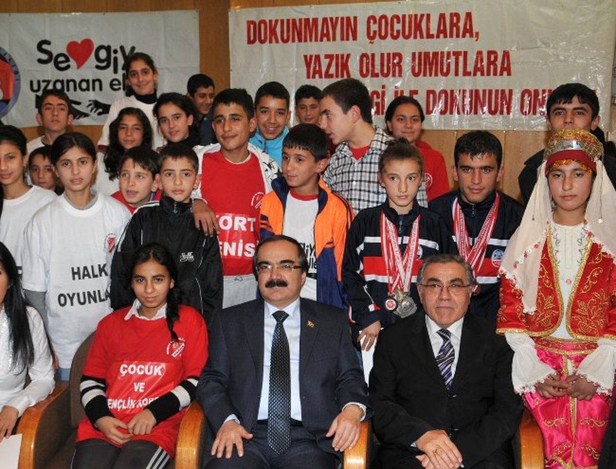 Adana\'da Yoksul Çocuklar Lunapark\'ta Eğlendi