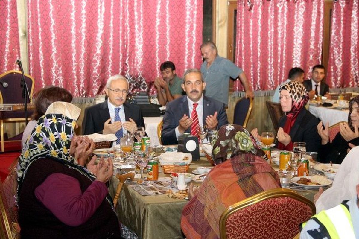 Sivas Belediyesi Yaşlılara ve Kimsesiz Çocuklara İftar Programı Düzenledi