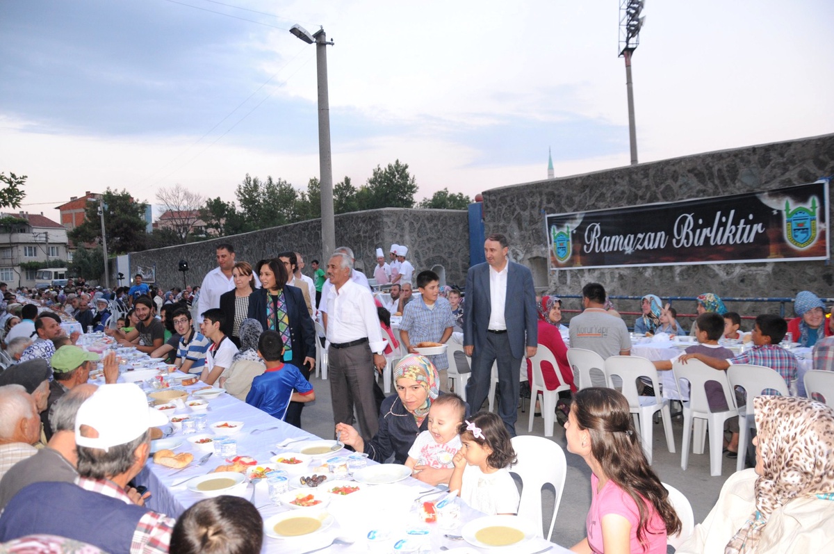 Sokak İftarları\'nda Orta Mahalle Buluşması