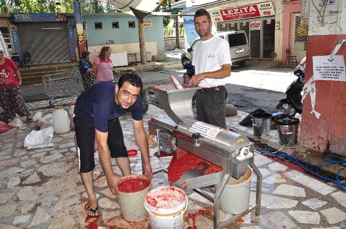 Torbalı Belediyesi\'nden Ücretsiz Domates Sıkım Hizmeti