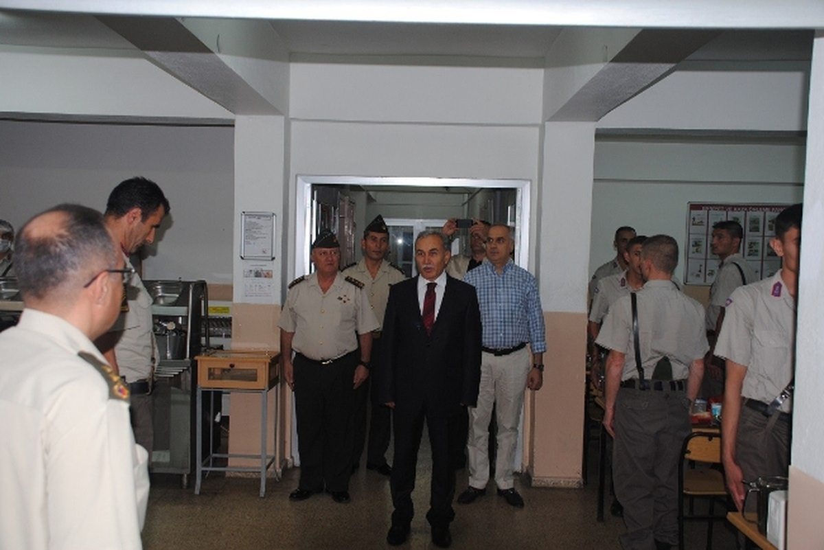 Vali Büyük Askerlerle İftar Açtı