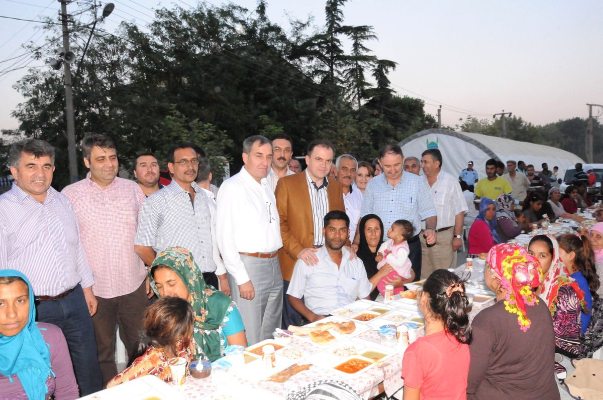 Yeni Dere Mahalle\'de Bin Kişilik İftar