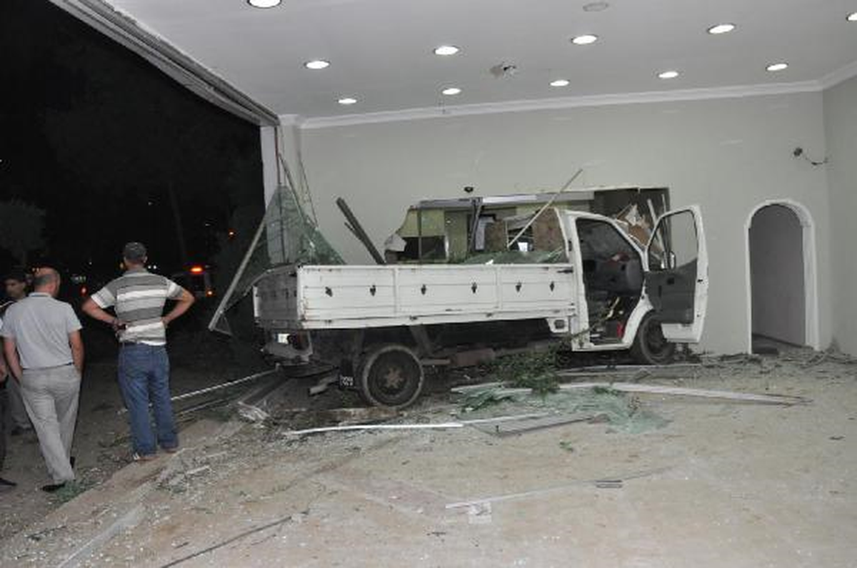 Yoldan Çıkan Kamyonet, Dükkana Girdi: 1 Ölü, 2 Yaralı