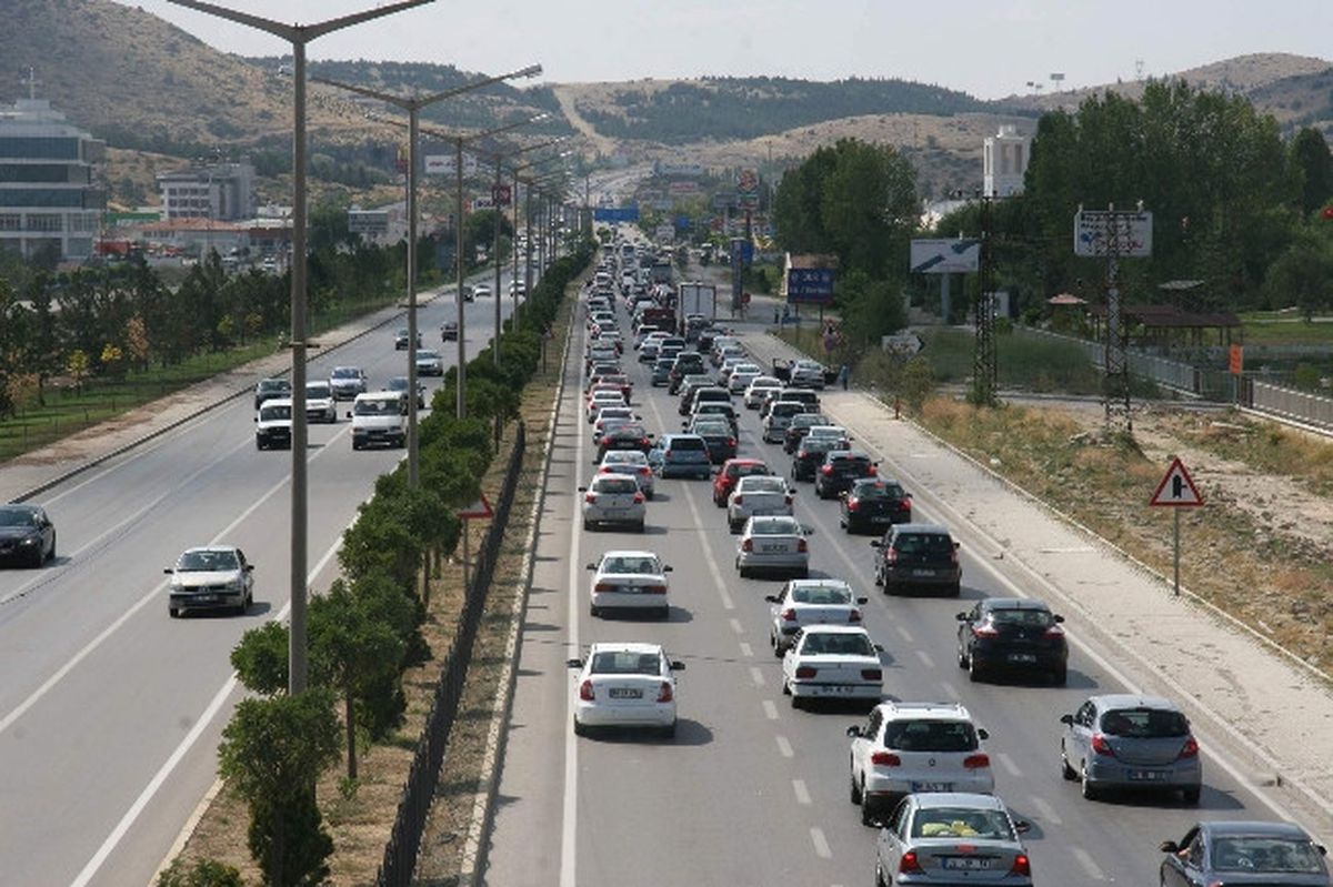 Afyonkarahisar\'da Bayram Trafiği Yoğunluğu Başladı