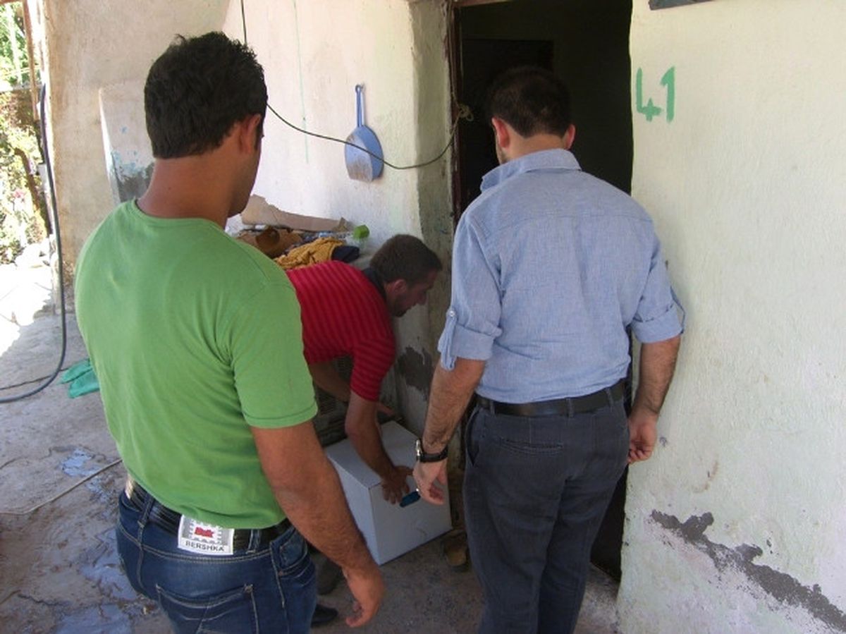 AK Parti Silopi\'de Yardım Paketleri Dağıttı