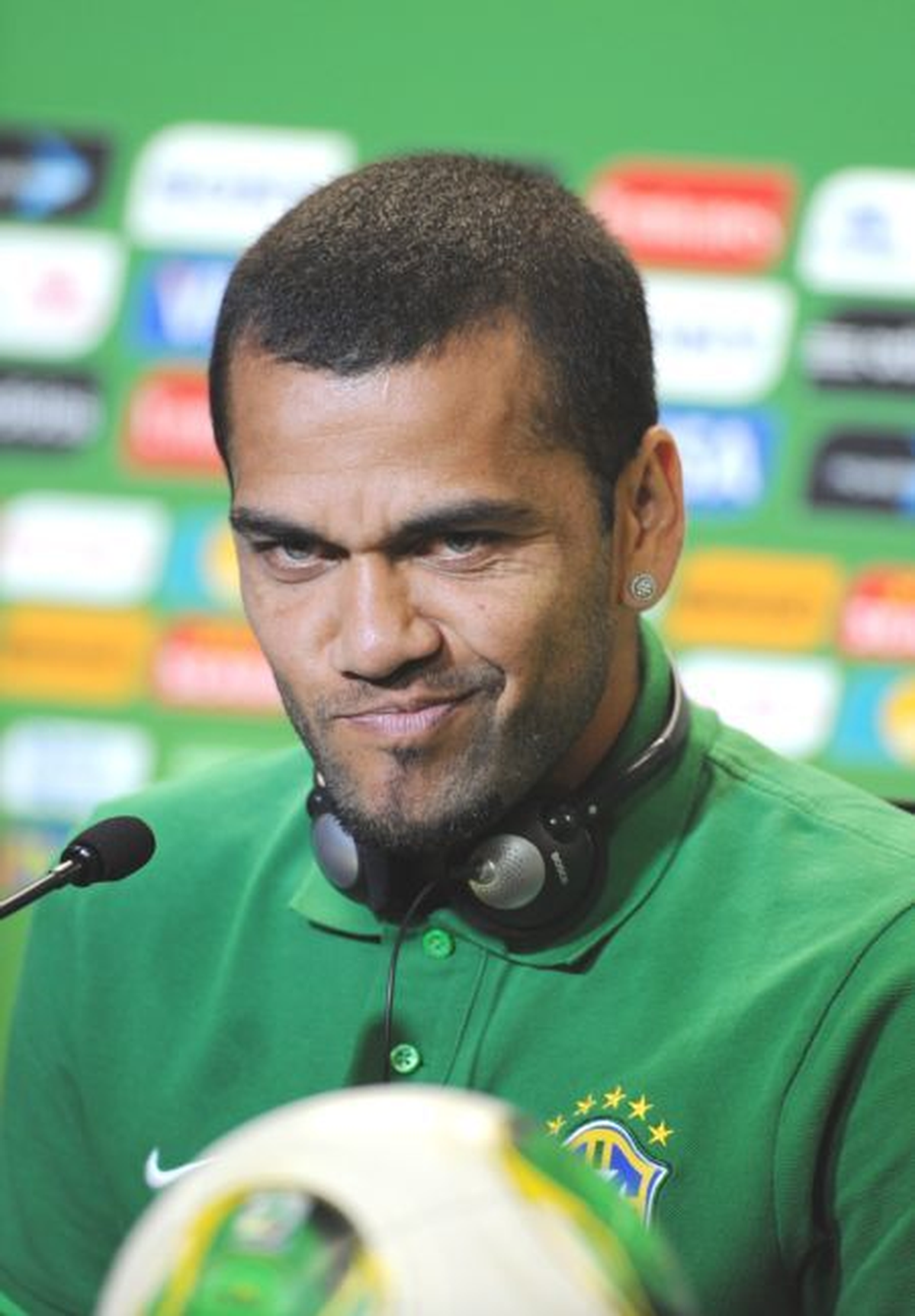 Alves\'ten Neymar\'a Erken Uyarı