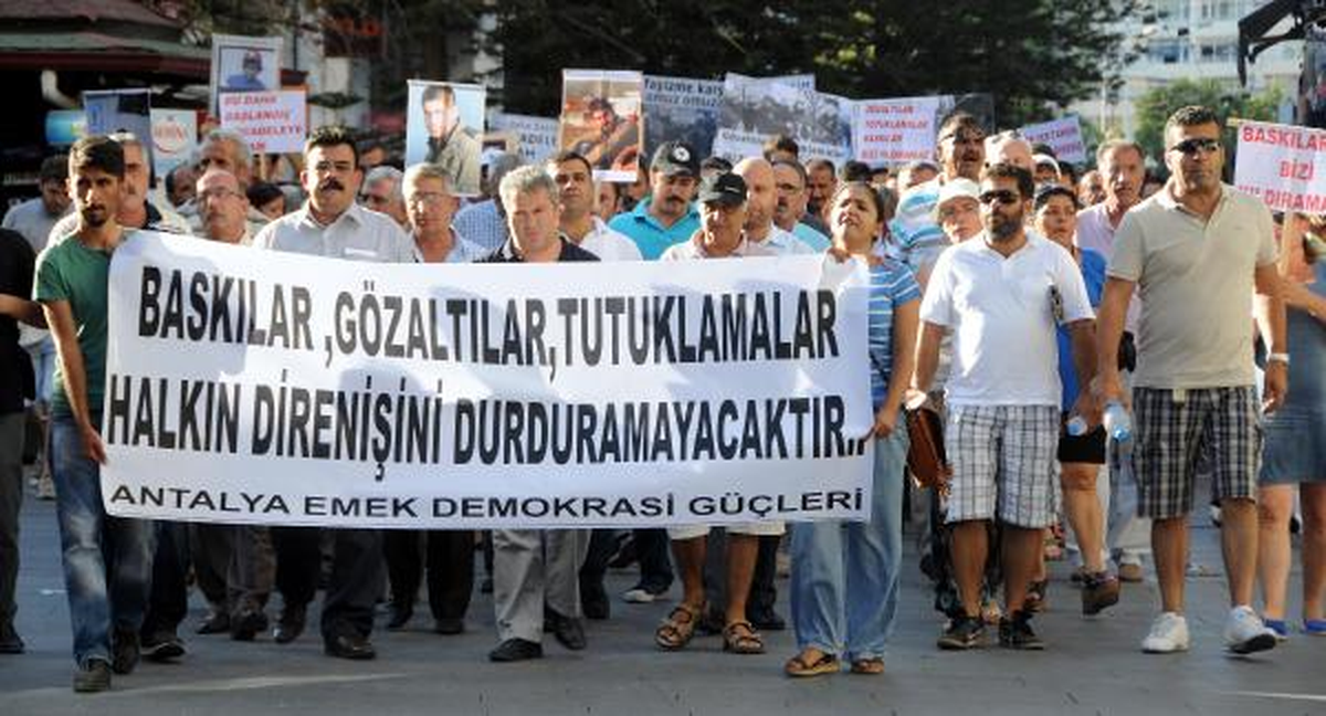 Antalya\'da \'Gezi\' Gözaltıları Protestosu