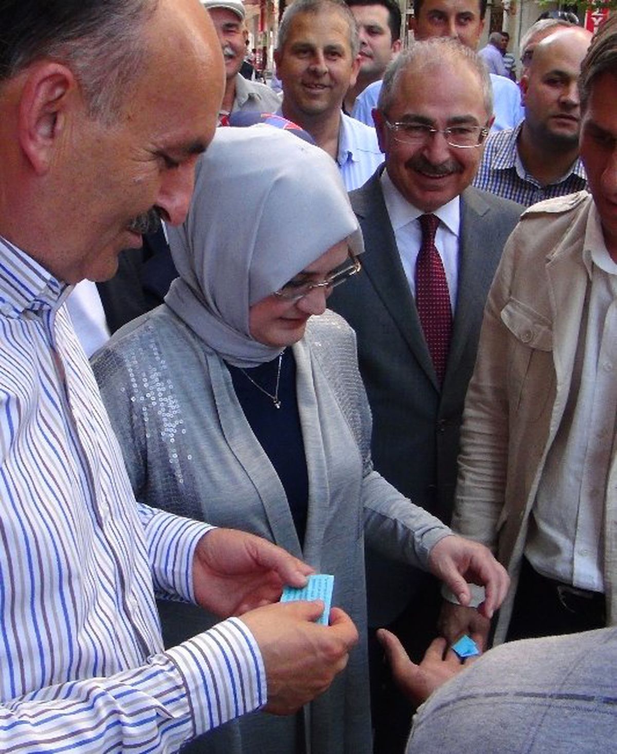 Bakan Müezzinoğlu Ayakkabısını Boyattı, Niyet Çekti